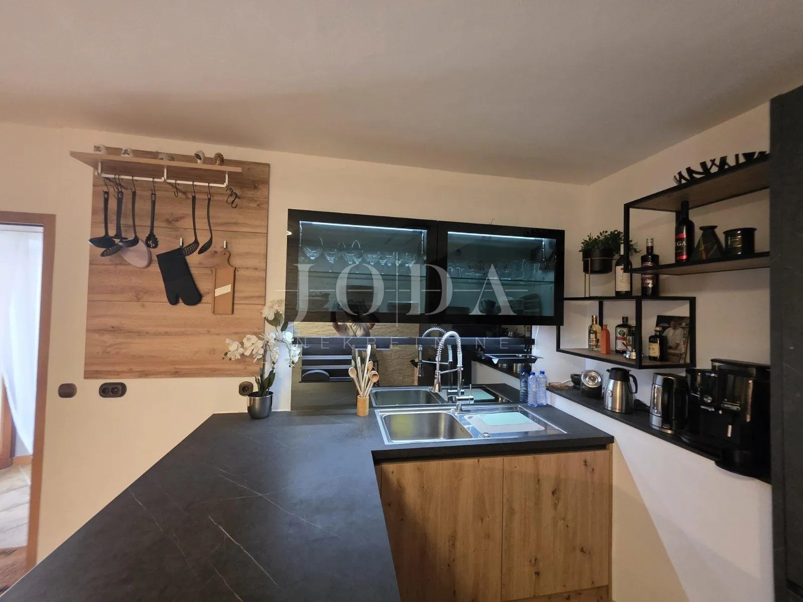 novi vinodolski, kuća sa dvorišnim objektom u blizini centra - slika 9