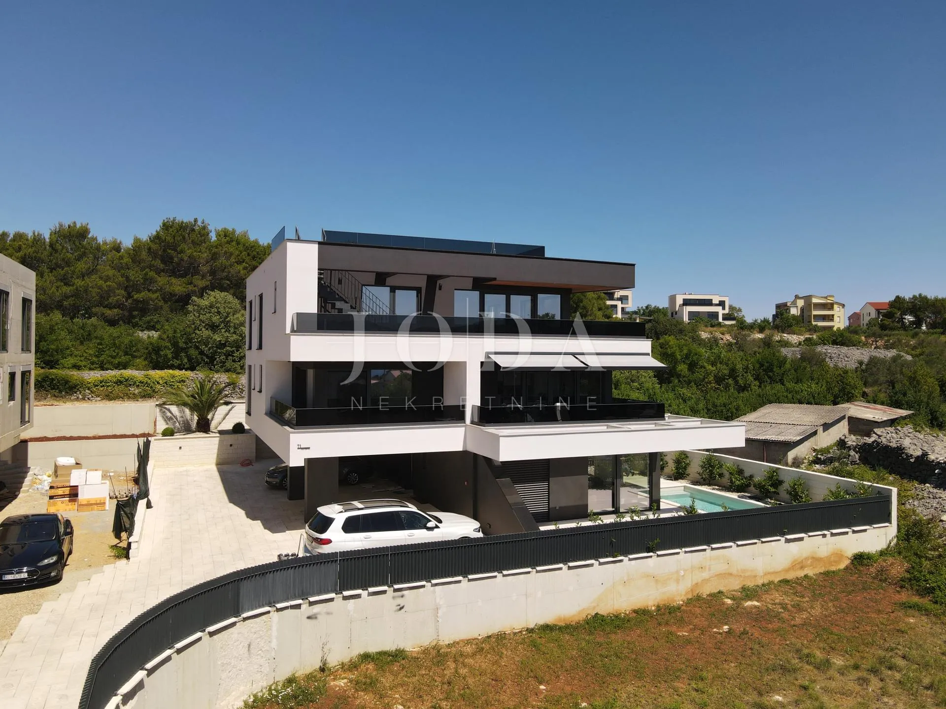 otok krk stan u novogradnji sa krovnom terasom i bazenom - slika 10