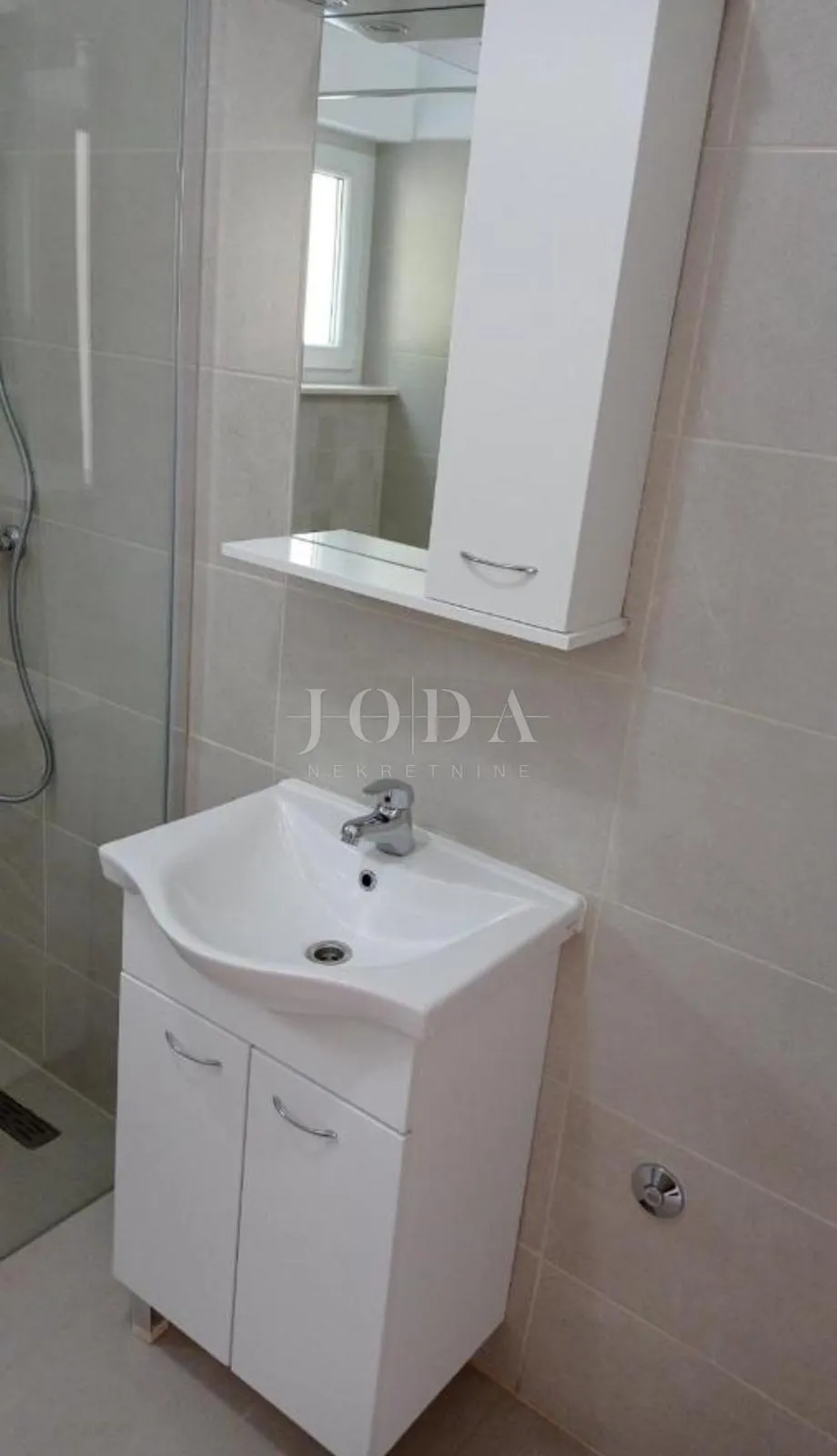 prodaju se dvije etaže kuće blizu centra i plaže – idealno za život ili investiciju! - slika 10