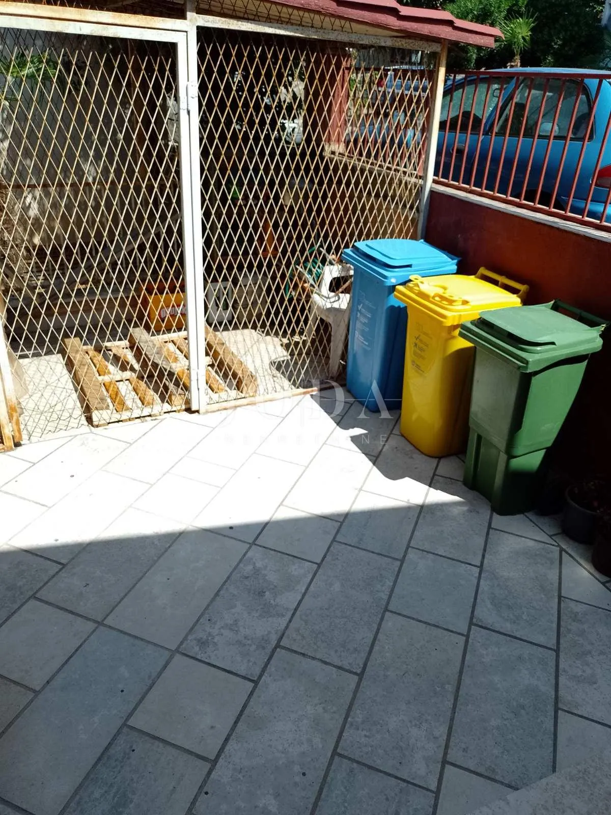 prostrani stan s pogledom na more i garažom u crikvenici - slika 17