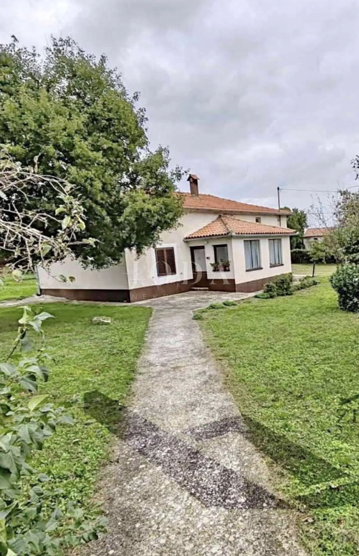 barban, kuća s velikom okućnicom i pomoćnom zgradom - slika 2