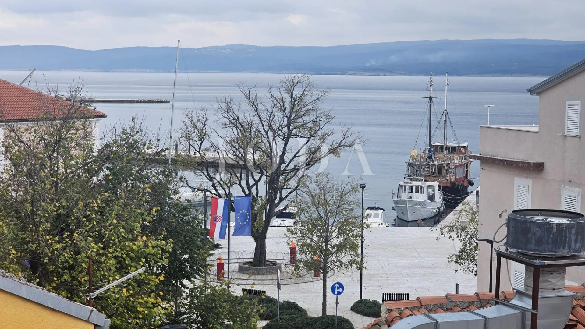 selce kuća u strogom centru - slika 8