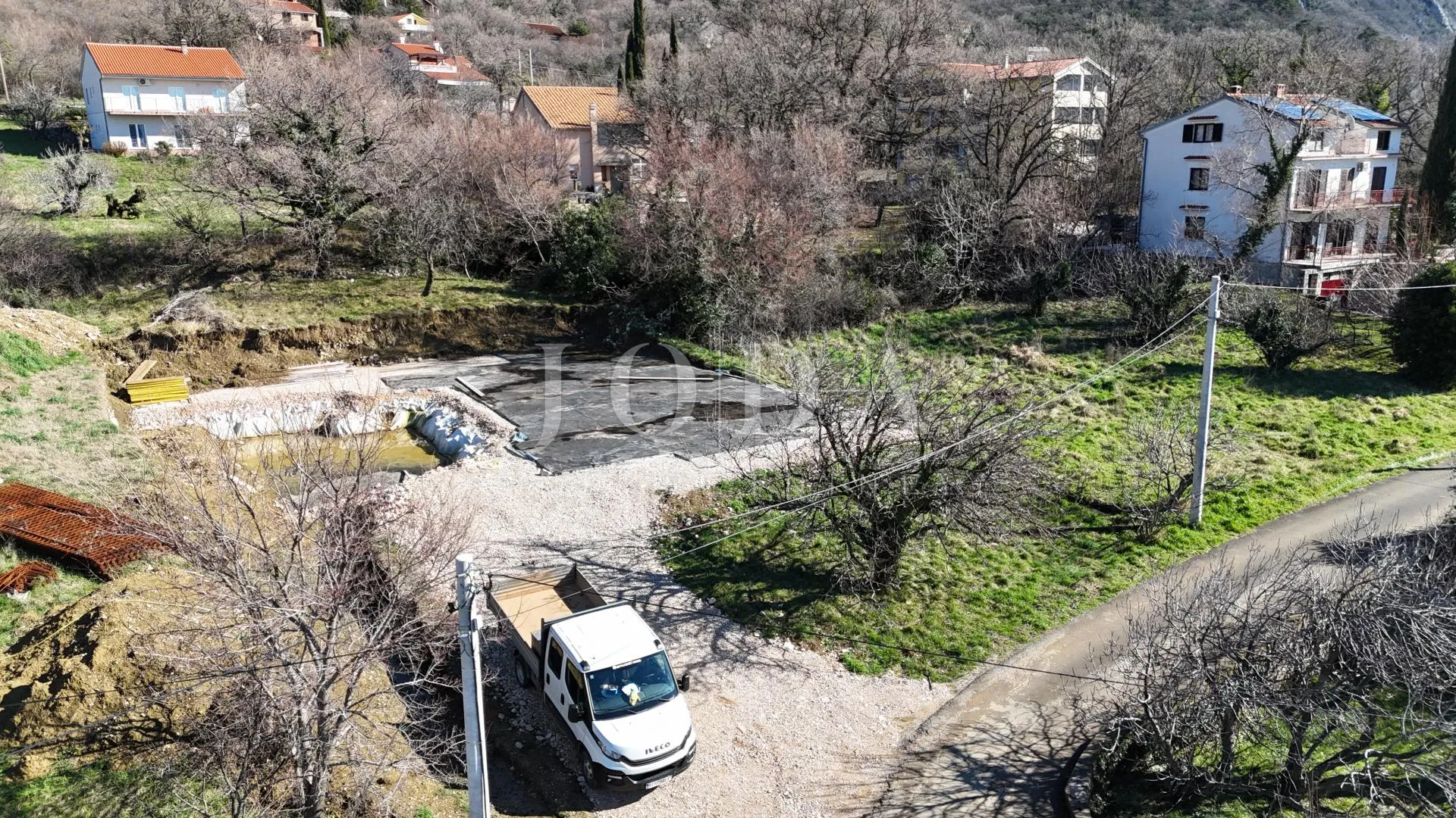 građevinsko zemljište 1.250 m² s dozvolom i temeljima – bribir, pogled more - slika 11