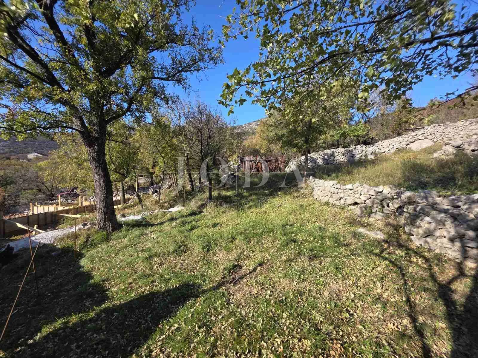 novi vinodolski, zaleđe, dvije kuće sa velikom okućnicom - slika 12