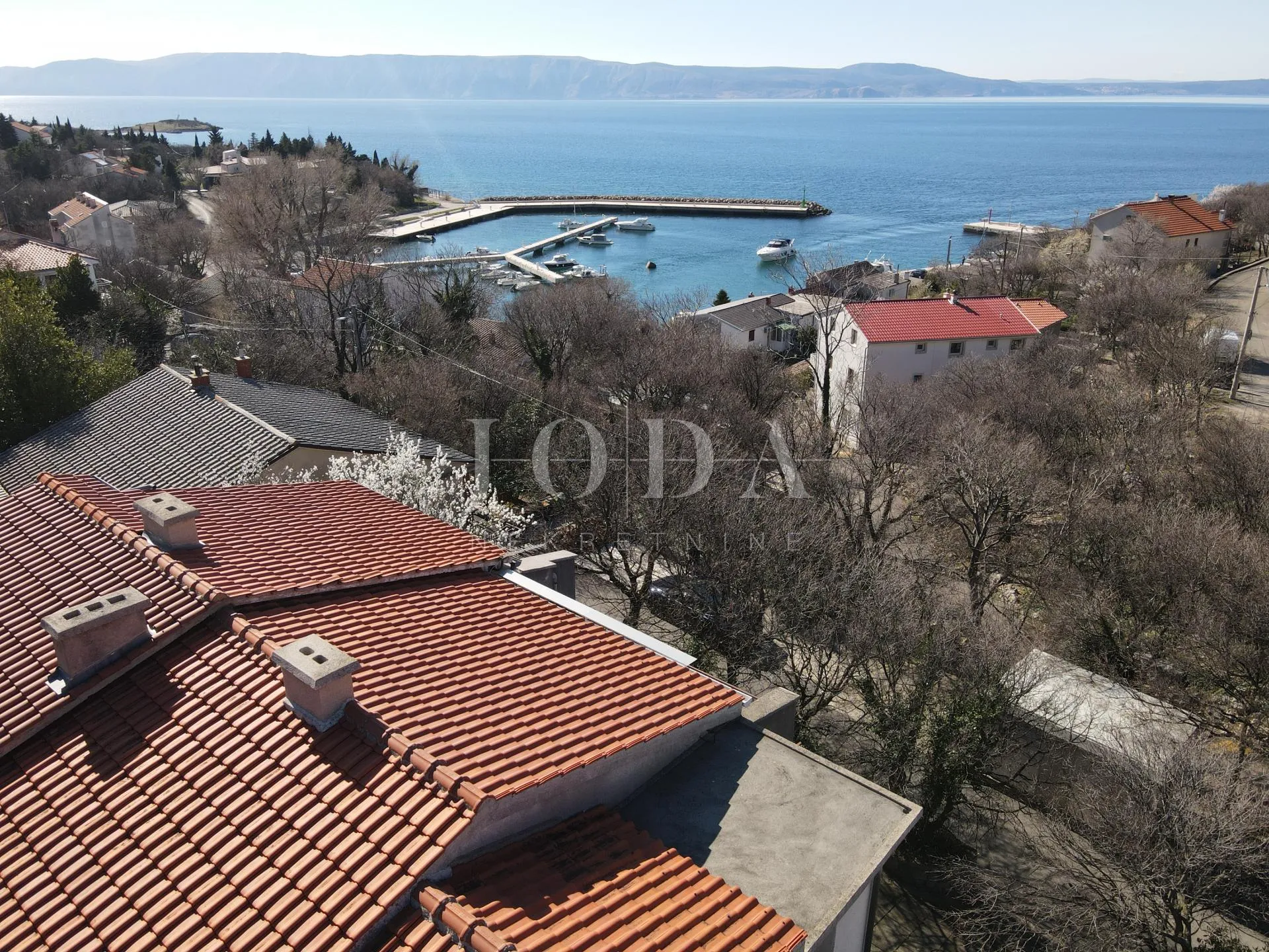 kuća sa 100m od mora sa 6 stambenih jedinica - slika 10