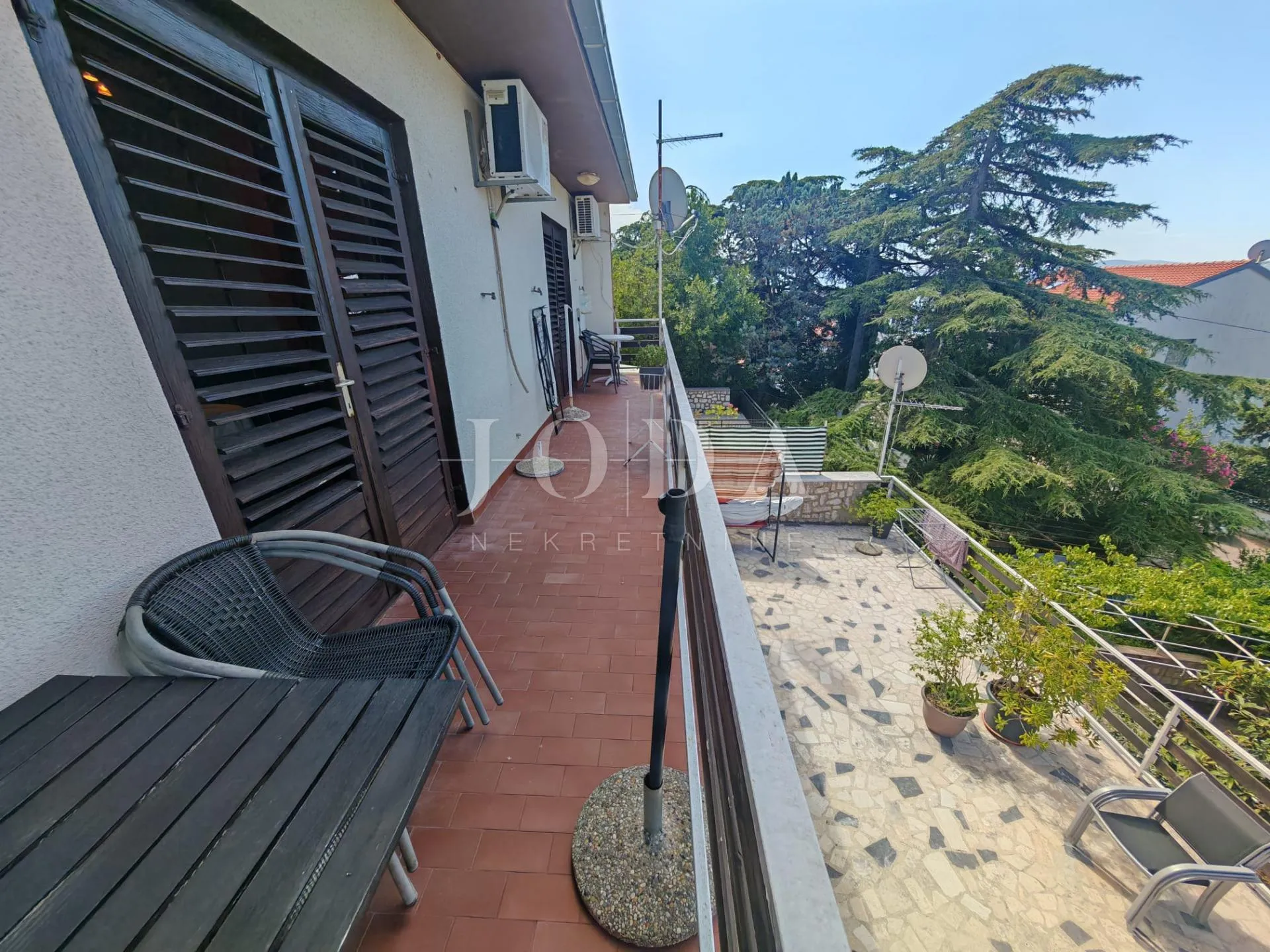 kuća 2. red od mora sa 4 apartmana - slika 23