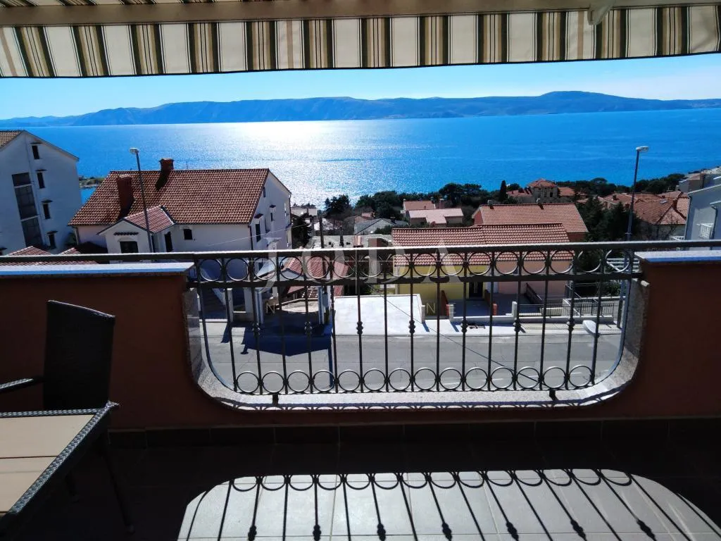 Novi Vinodolski. kuća sa četiri stana i poslovnim prostorom