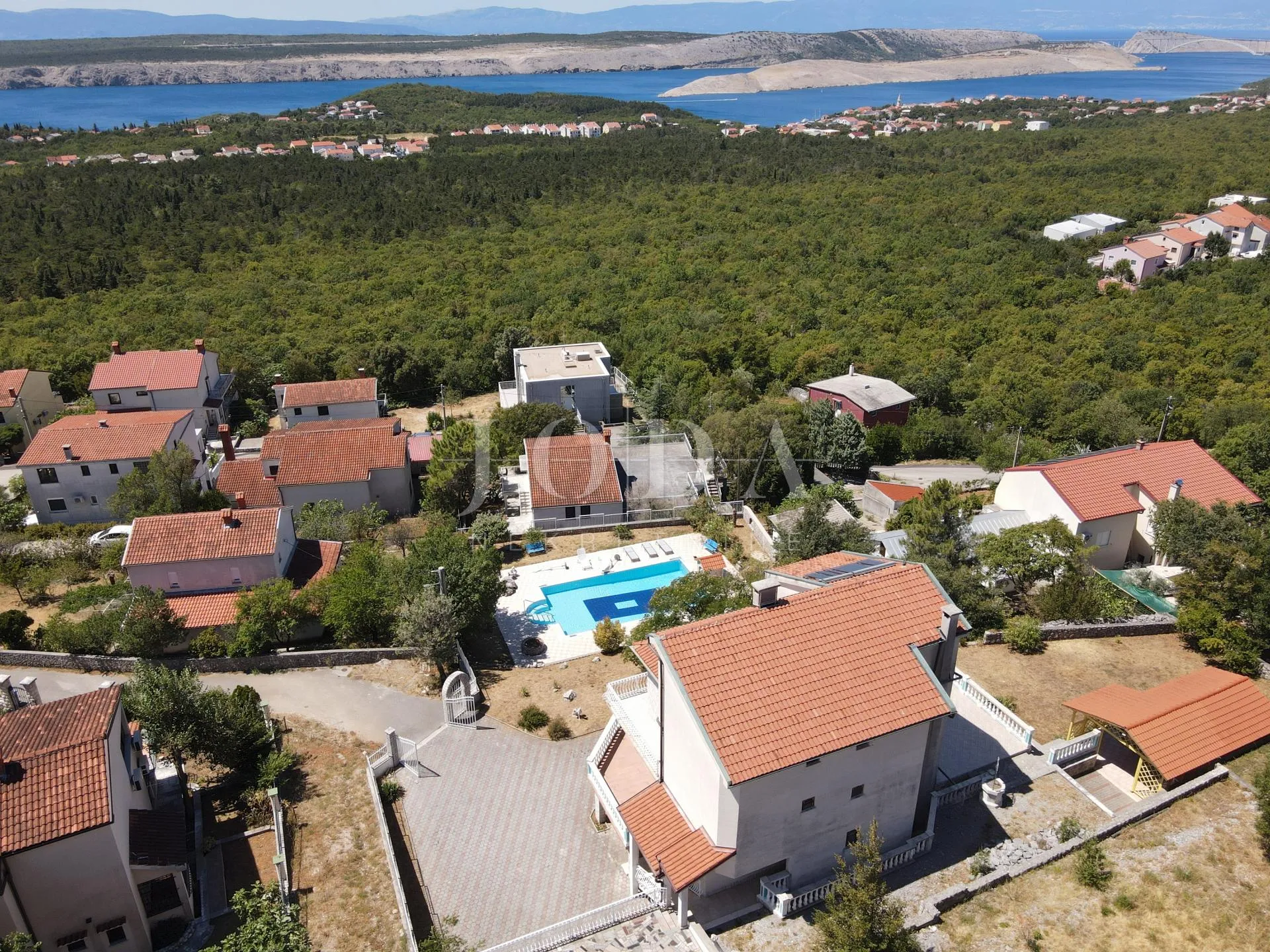 vila s bazenom i dvije garaže na parceli od 2500m2 - slika 8