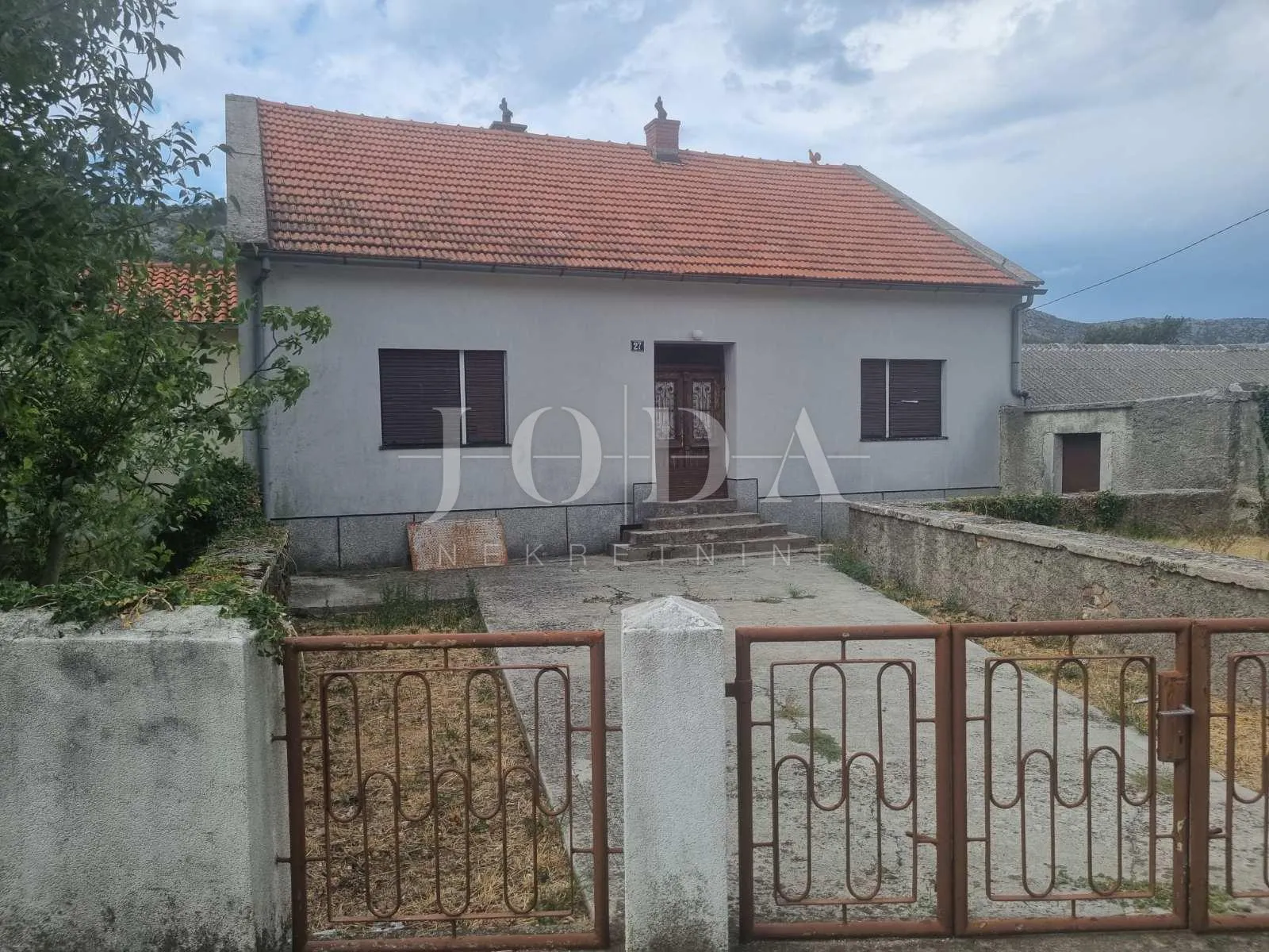 tribalj, kuća,gospodarska zgrada, prostrana okućnica i oranica - slika 26