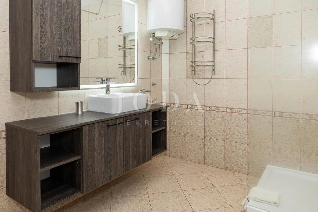 dramalj-kuca sa 7 apartmana - slika 16