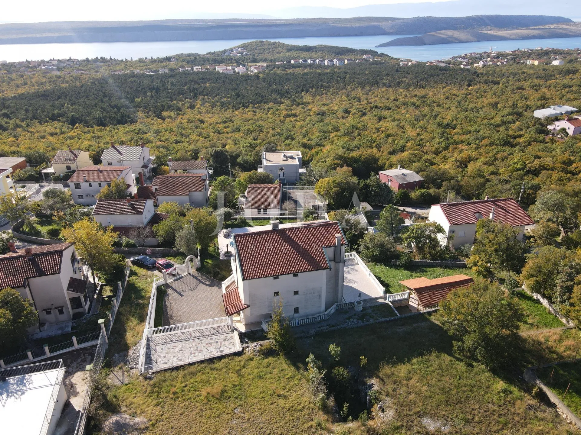 kuća s bazenom i dvije garaže - slika 7