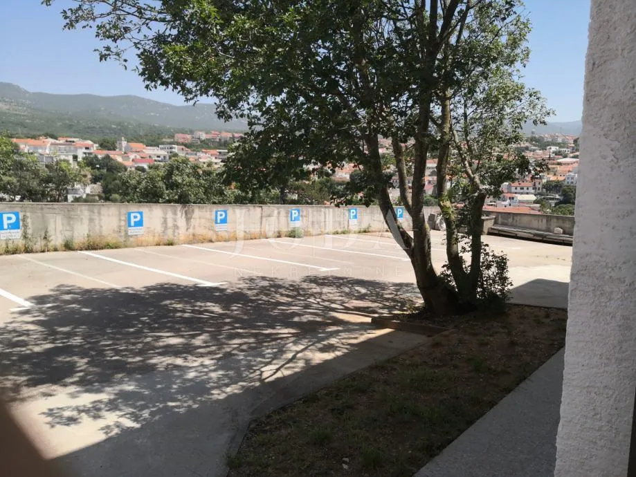 novi vinodolski, etaža sa dvije stambene jedinice i okućnicom - slika 22