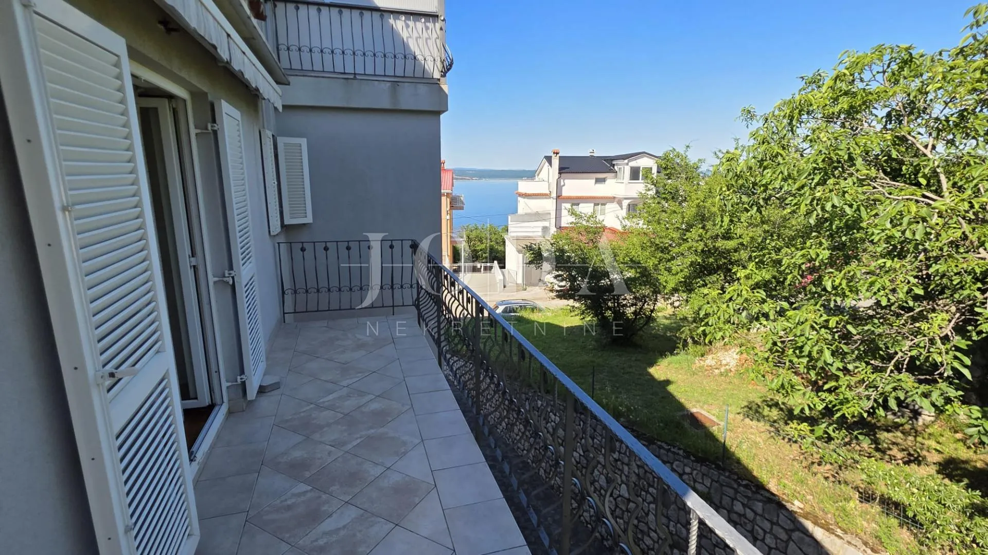 Crikvenica stan s terasom i parkingom NA TOP LOKACIJI