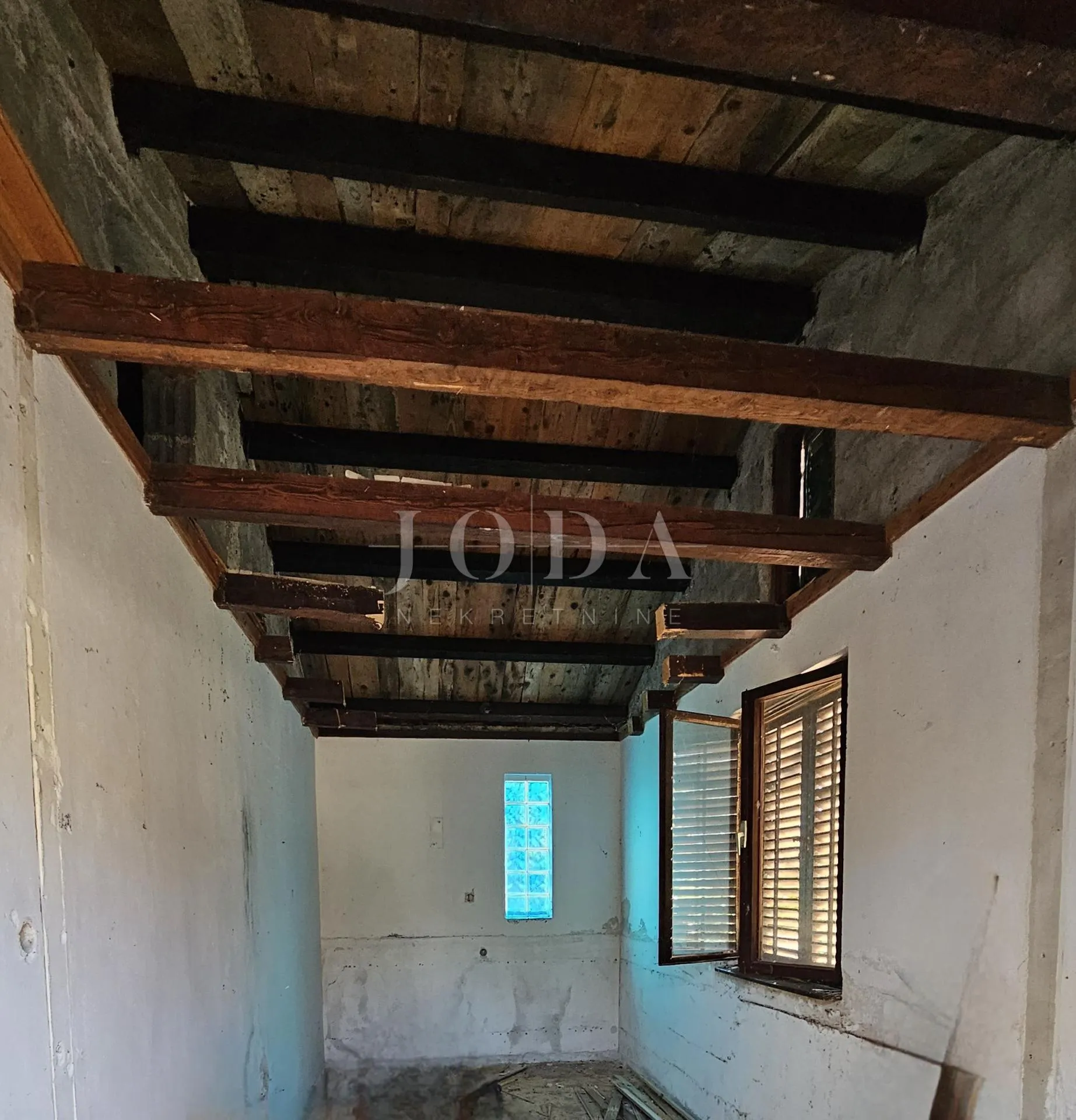 kuća za adaptaciju sa dodatnim objektom i gr.terenom,labin okolica - slika 6