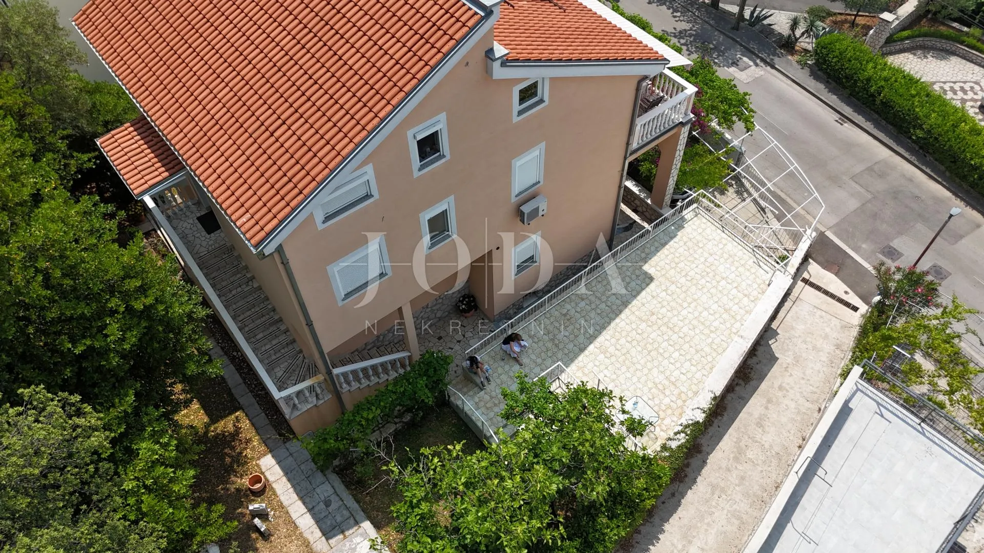 prostrana kuća s 5 apartmana, 100 m od mora – idealna za turizam! - slika 9