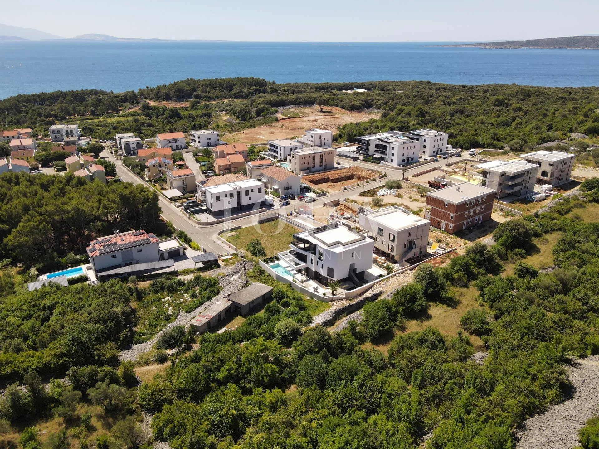 otok krk stan u novogradnji sa bazenom konobom i okućnicom - slika 17