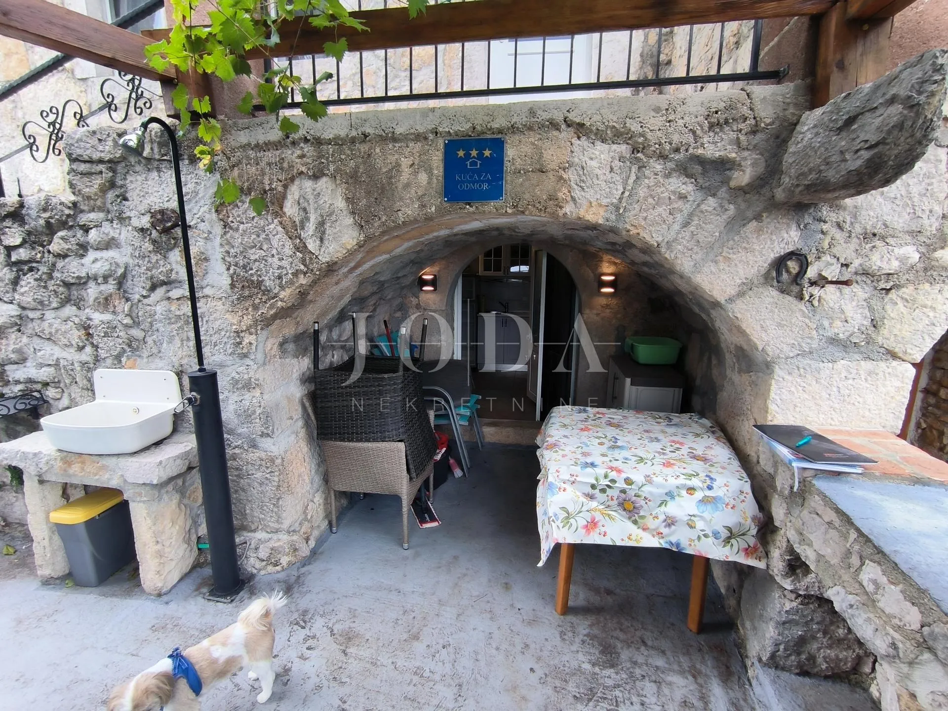kuća sa dva adaptirana apartmana i starina za adaptaciju - slika 24