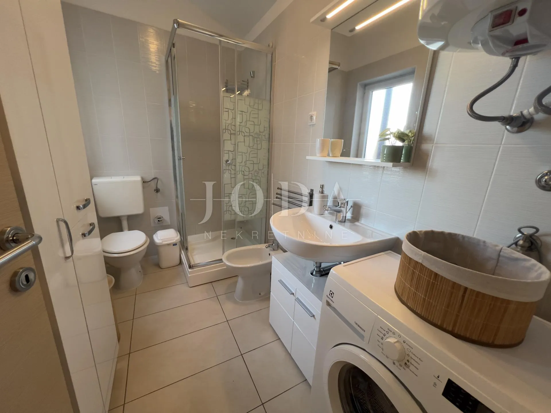 uređeni apartman u centru crikvenice, prvi red do mora - slika 3