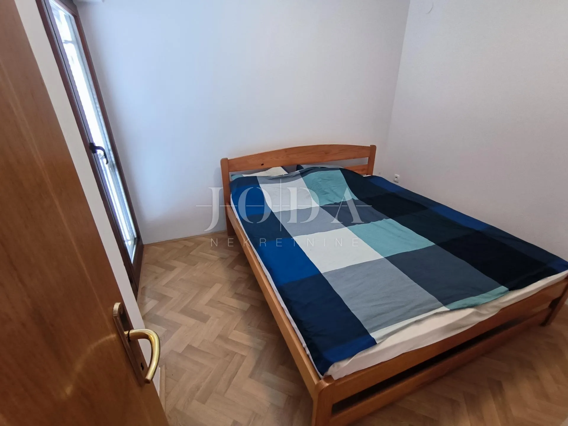 kuća sa aprtmanima i bazenom - slika 58