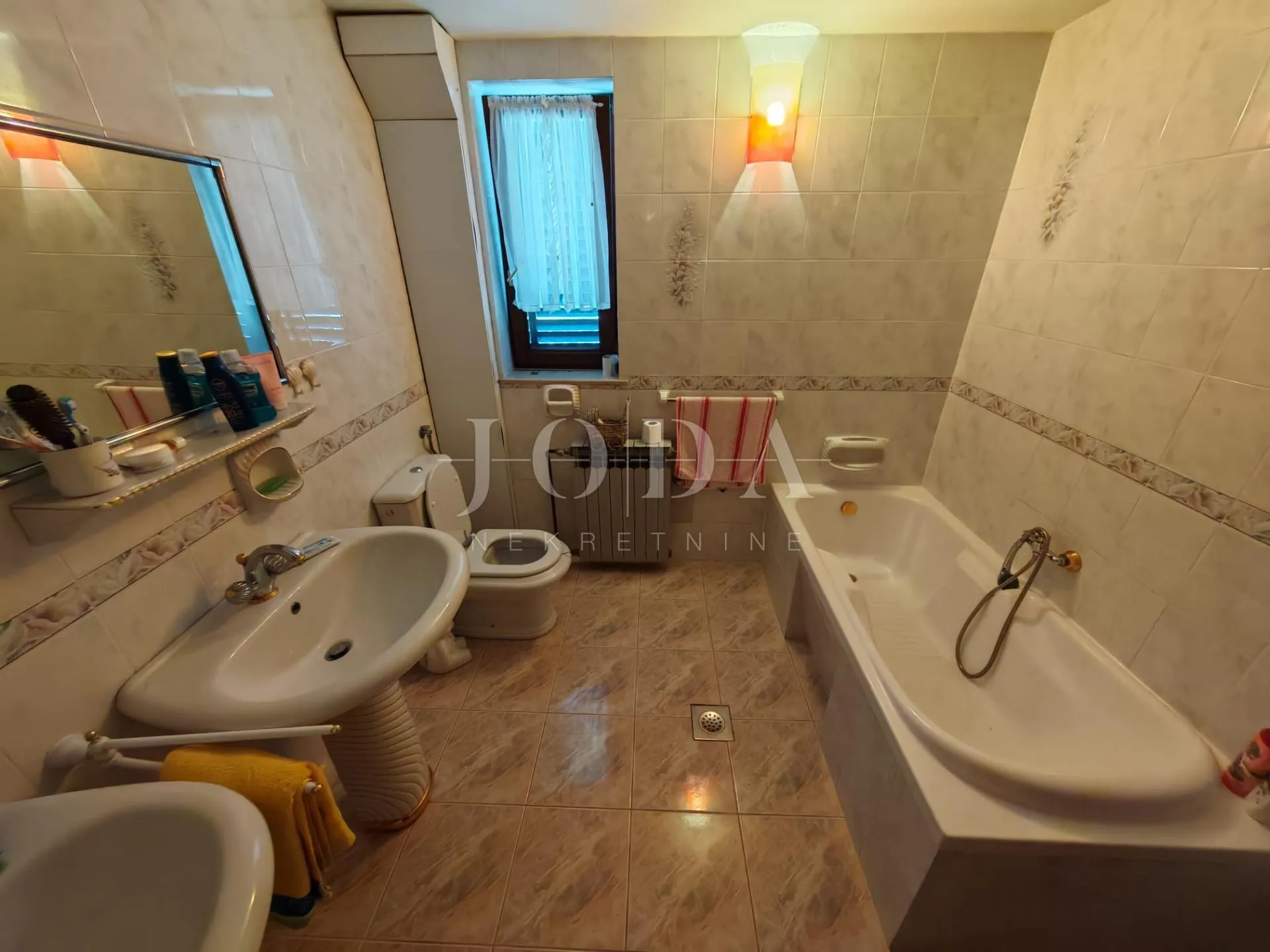 vila s bazenom i dvije garaže na parceli od 2500m2 - slika 34