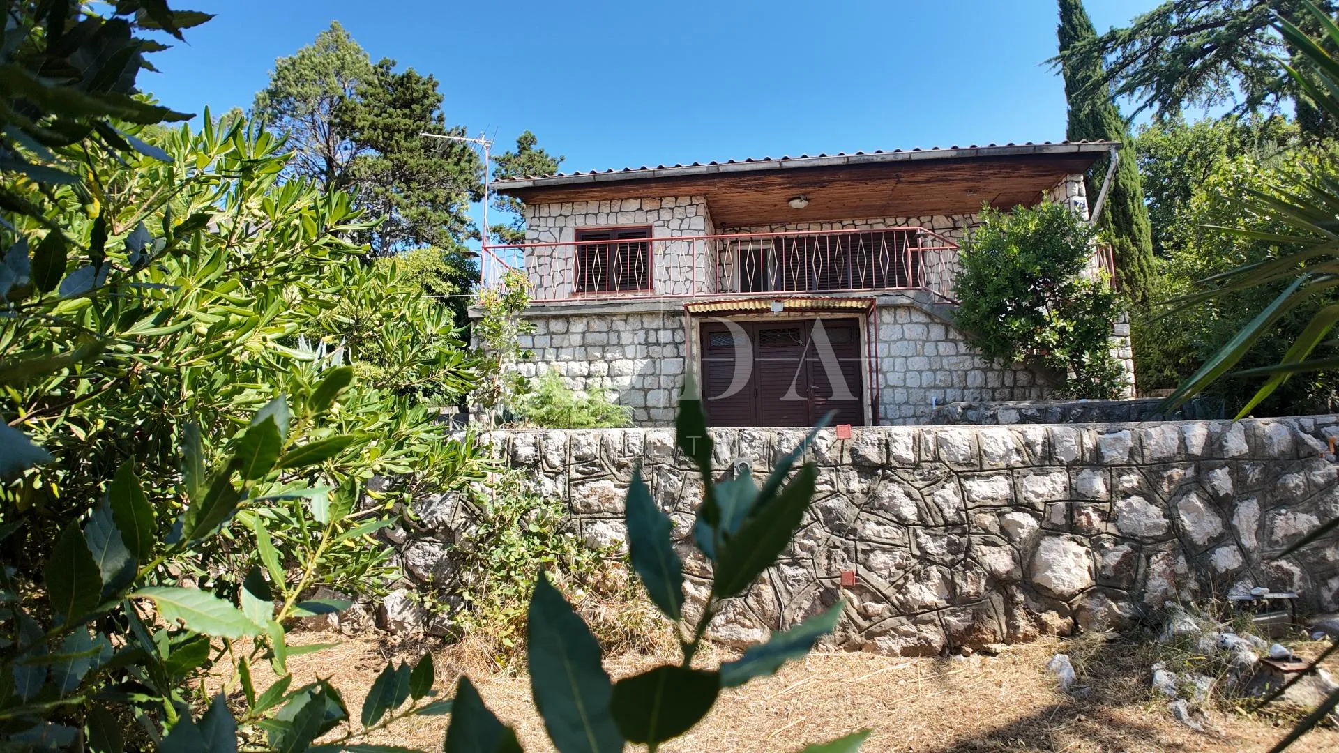 kuća na parceli od 1058m2 100m od mora - slika 7