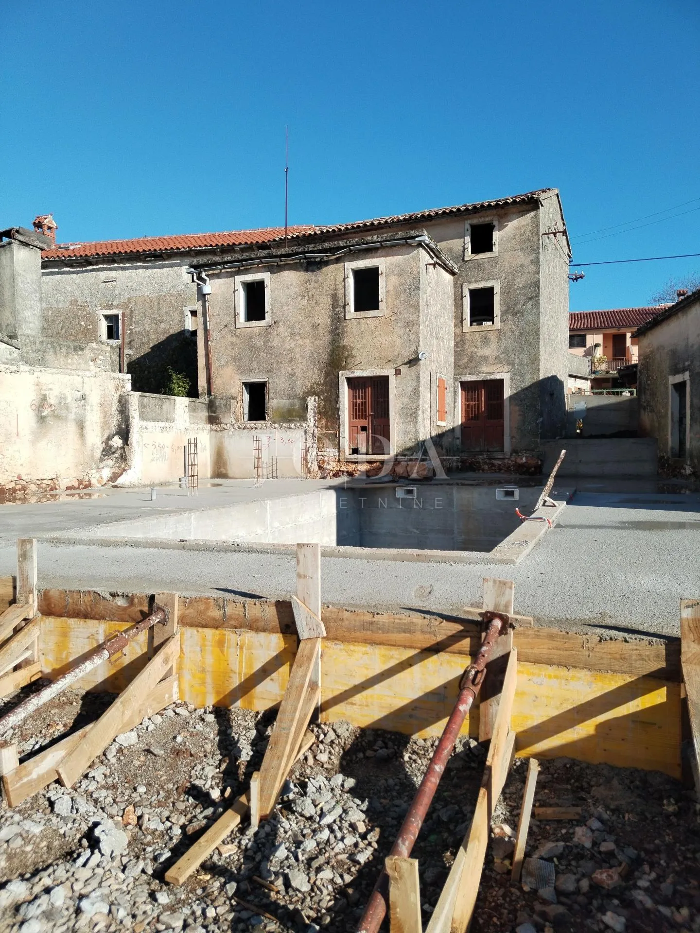 barban, okolica, dvije kuće za adaptaciju sa bazenom - slika 3
