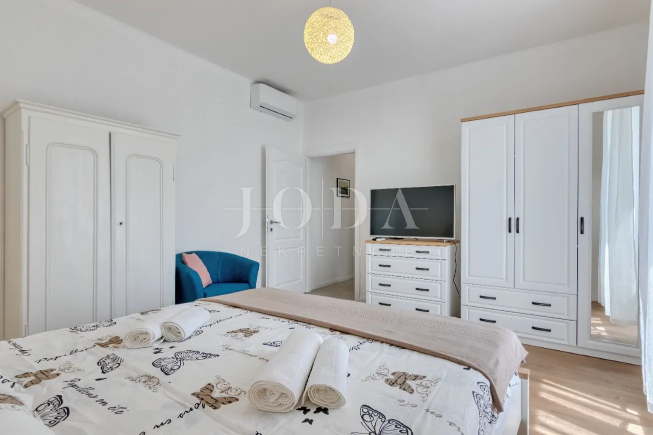 kraljevica - dvojna kuća s okućnicom 453 m², turistički uhodan - slika 10
