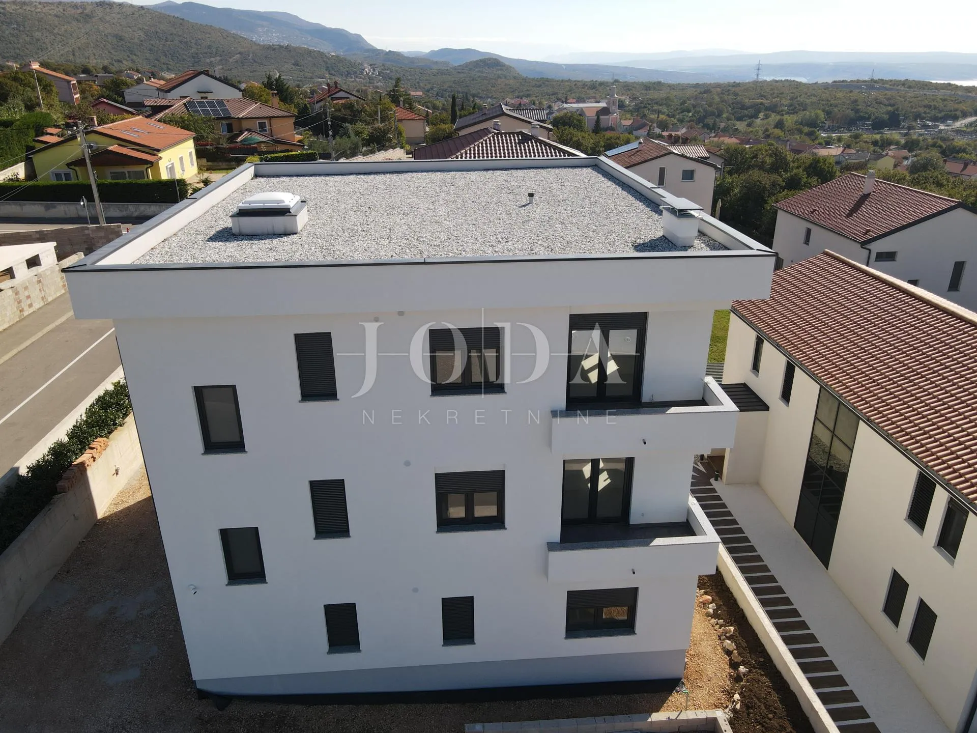 kuća sa tri stana i bazenom - slika 8