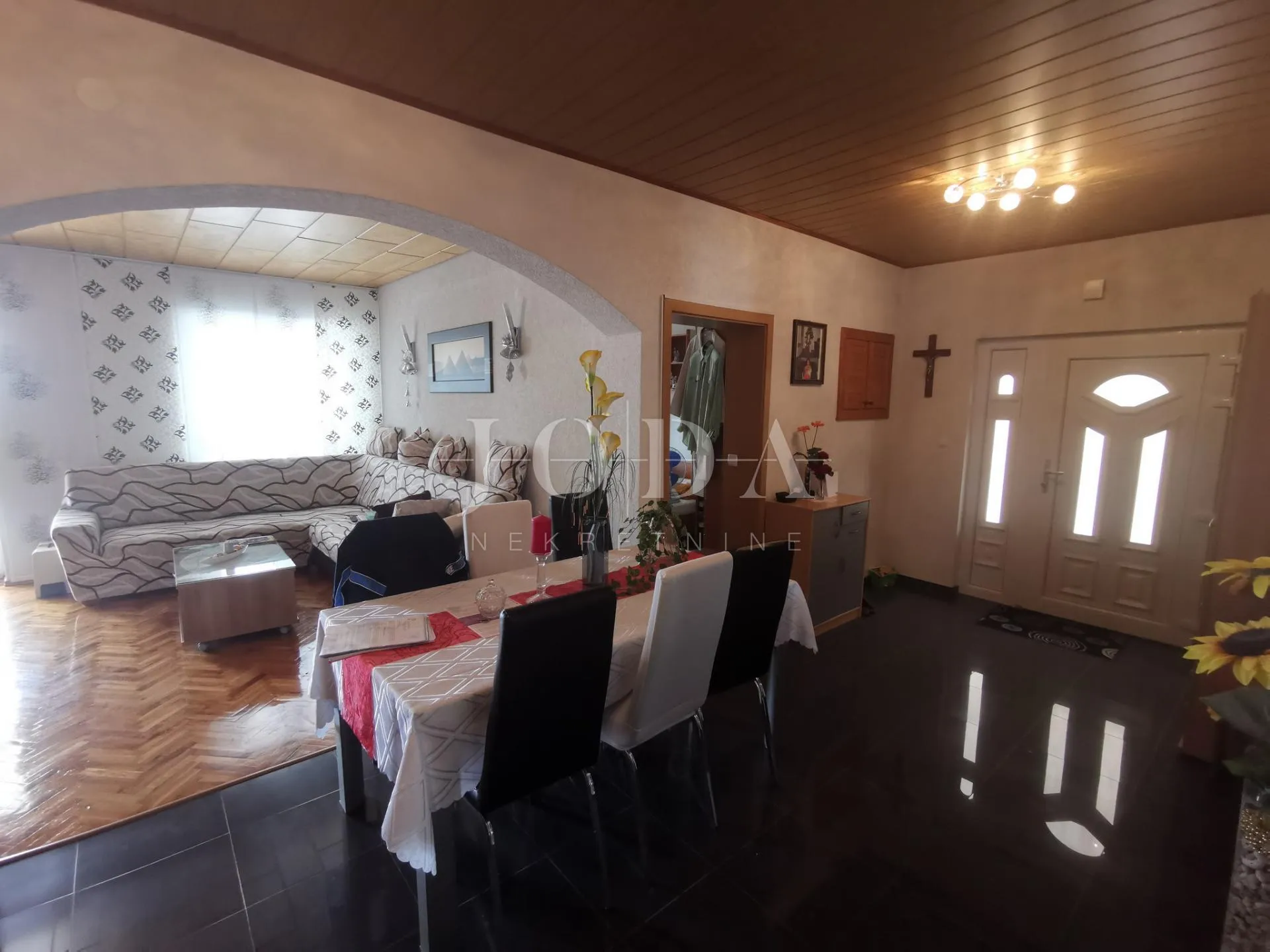 kuća sa 6 apartmana i bazenom - slika 48