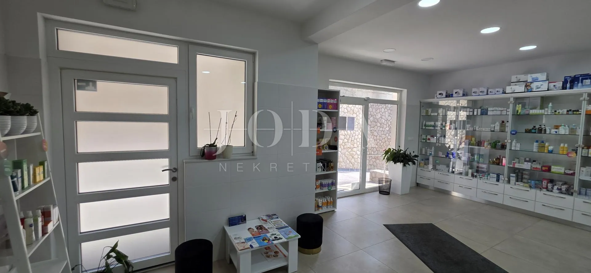 poslovni prostor s uhodanim zakupcem (apoteka) – 103 m², prizemlje, parking, top lokacija dramalj - slika 4