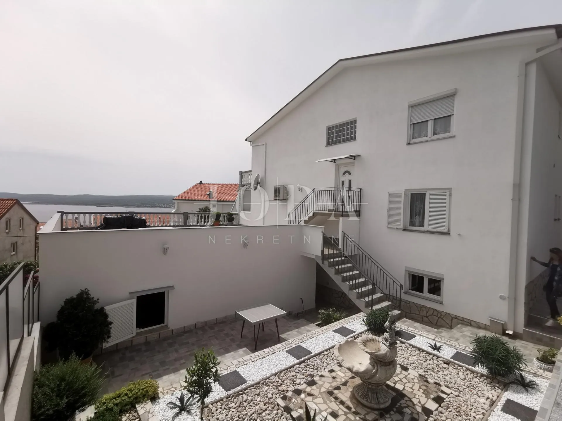kuća sa 6 apartmana i bazenom - slika 42