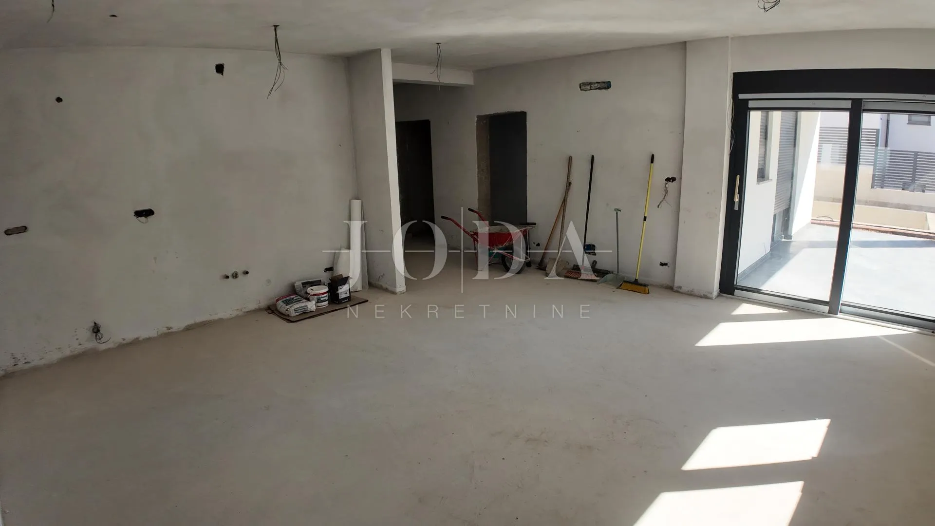 kuća sa tri stana i bazenom - slika 16