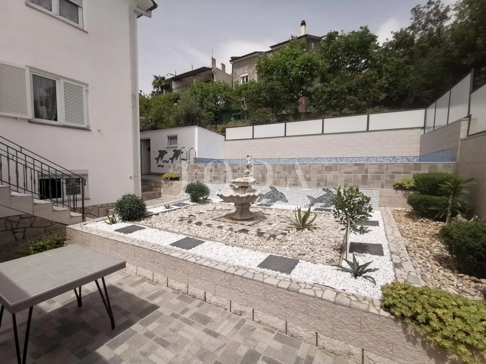 kuća sa 6 apartmana i bazenom - slika 52
