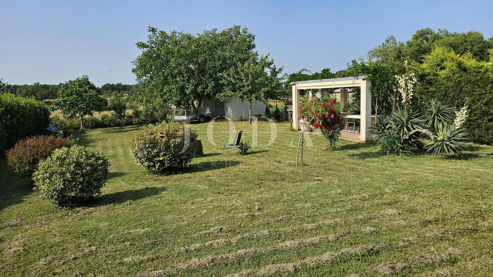 lijepa prizemnica kompletno opremljena na mirnoj lokaciji,ližnjan okolica - slika 24