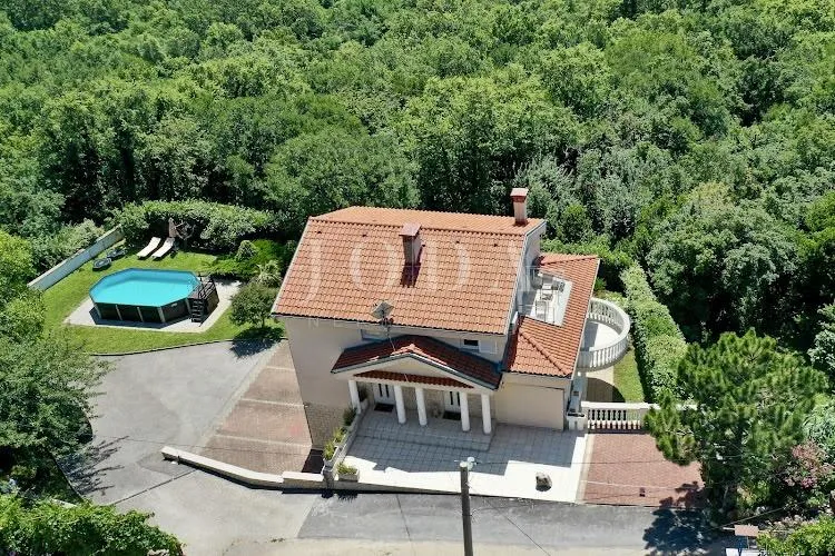 Crikvenica - zaleđe, kuća sa tri stana na rubu zelenog pojasa - Grižane, Vinodolska općina