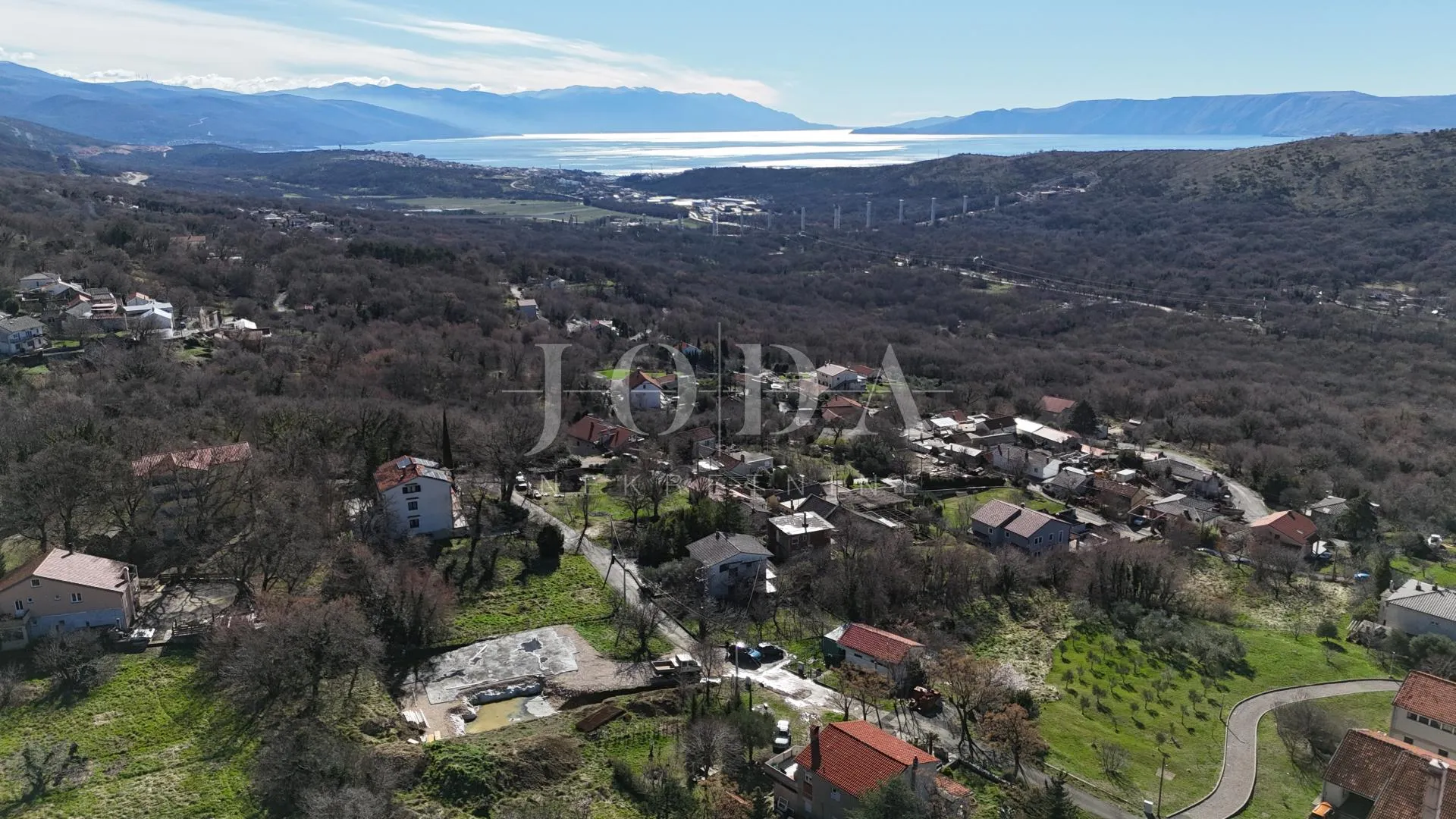 građevinsko zemljište 1.250 m² s dozvolom i temeljima – bribir, pogled more - slika 3