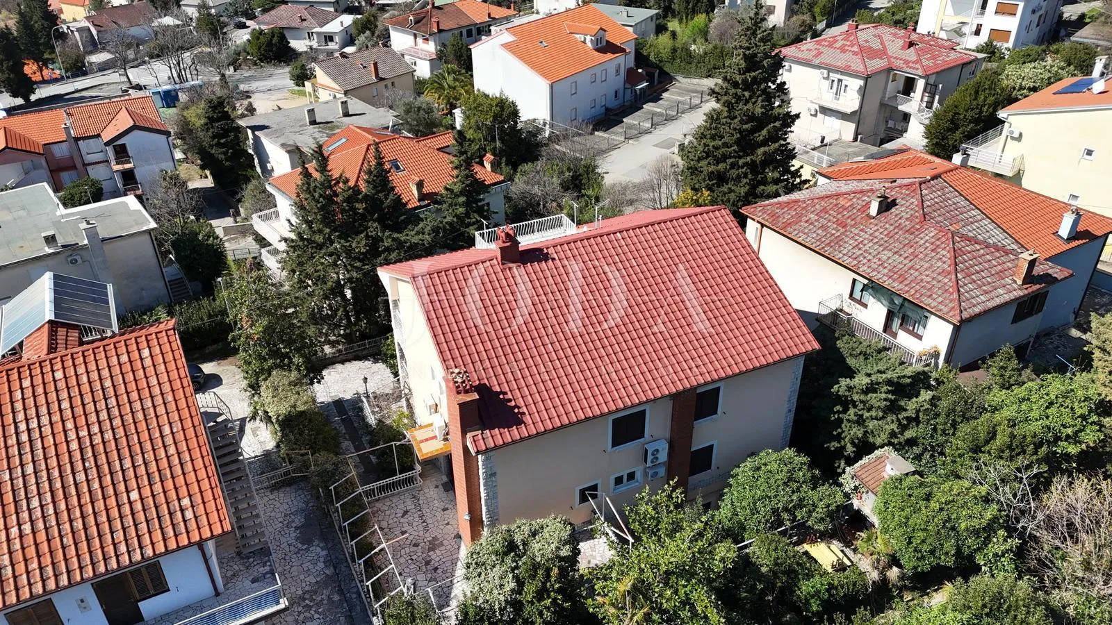 prostrana kuća u crikvenici – idealna investicija za turizam - slika 9