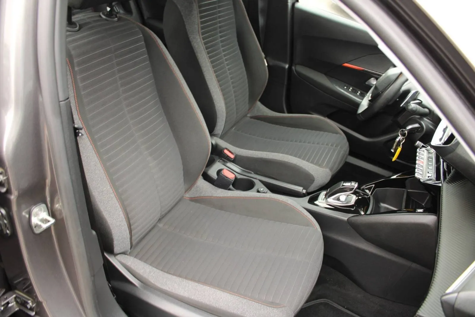 peugeot 2008 1.2 puretech automatik *led, navigacija* - slika 11
