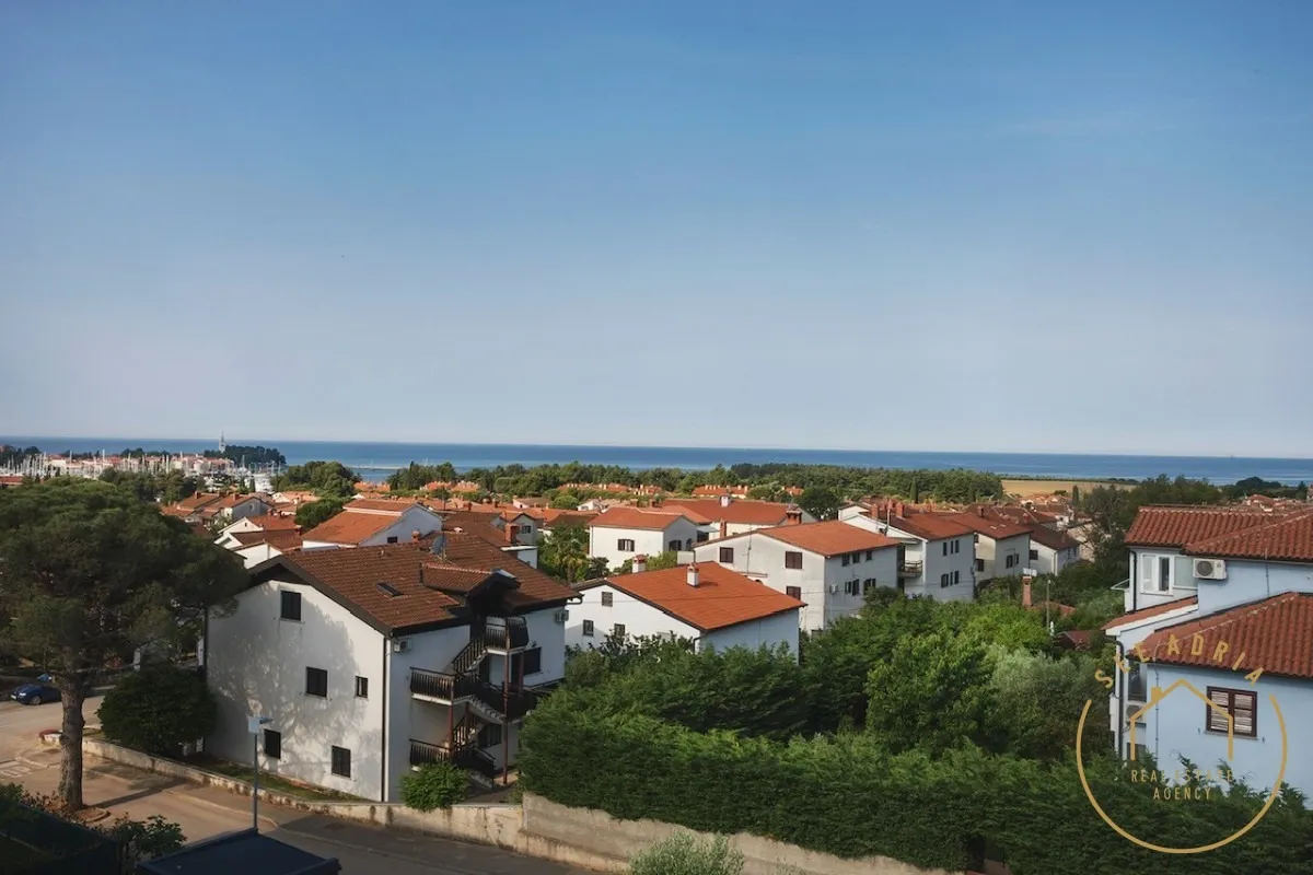 Trosoban stan na dobroj lokaciji sa prekrasnim pogledom na more - Novigrad