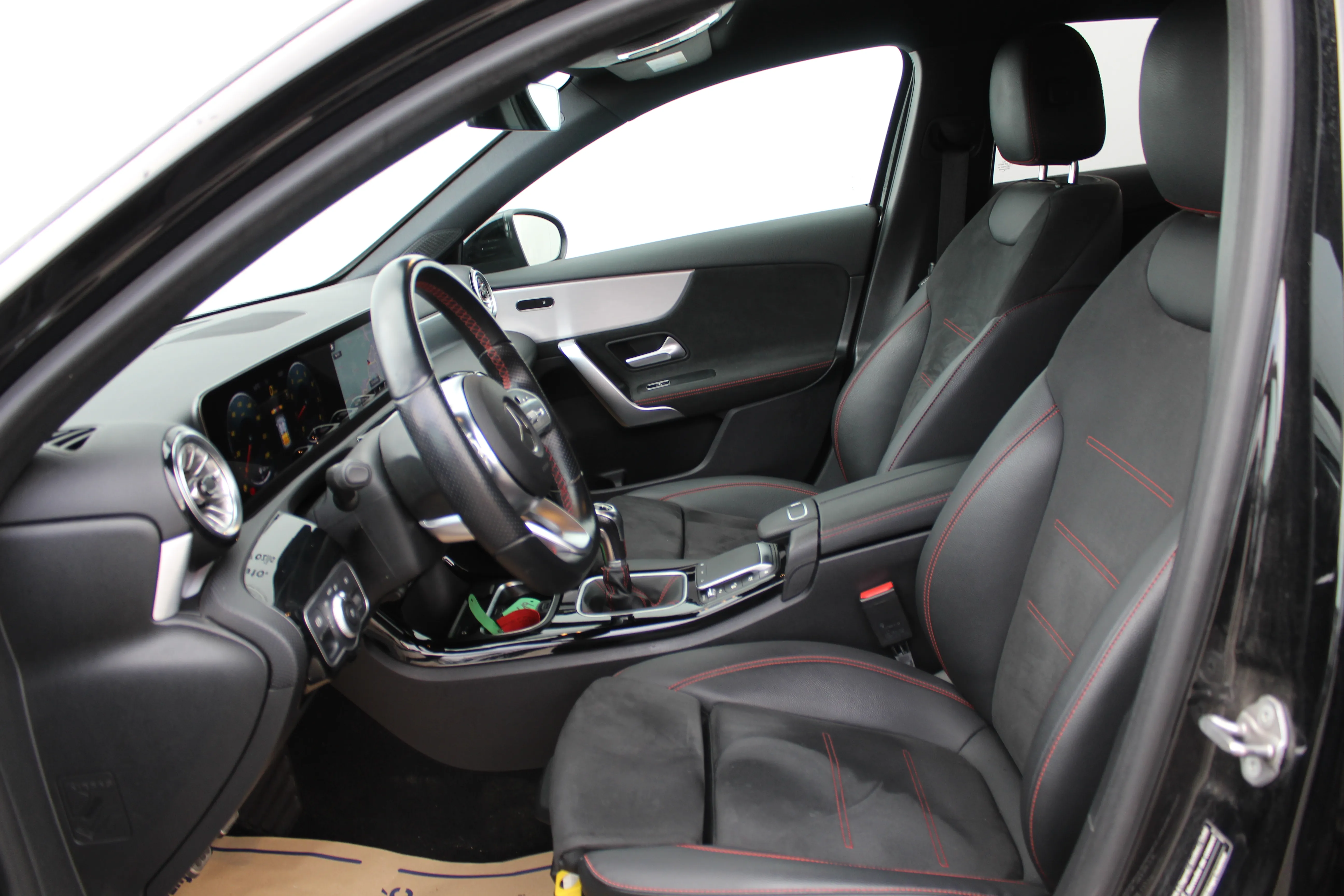 13073 mercedes-benz a limuzina 180 amg line - slika 8
