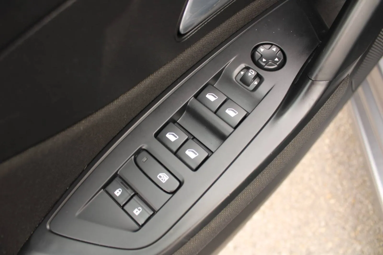 peugeot 308 1.6 plug-in hybrid 180 automatik *led, navigacija* - slika 16