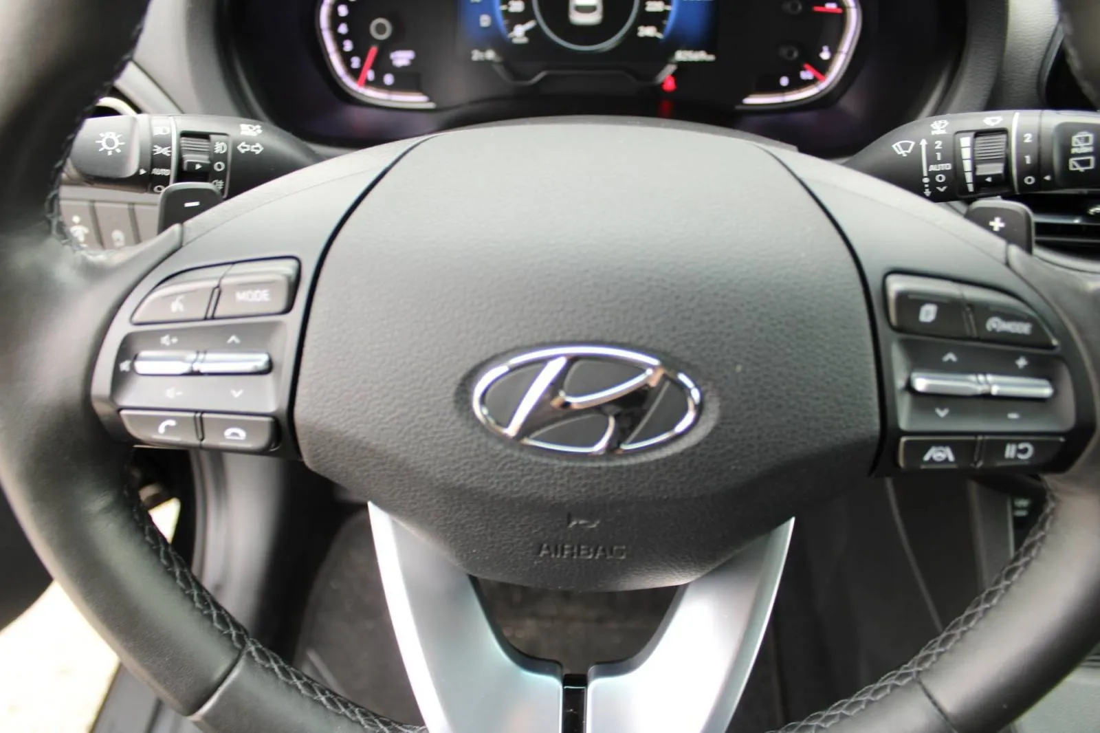 hyundai i30 1.0 t-gdi automatik *led, navigacija, kamera* - slika 10