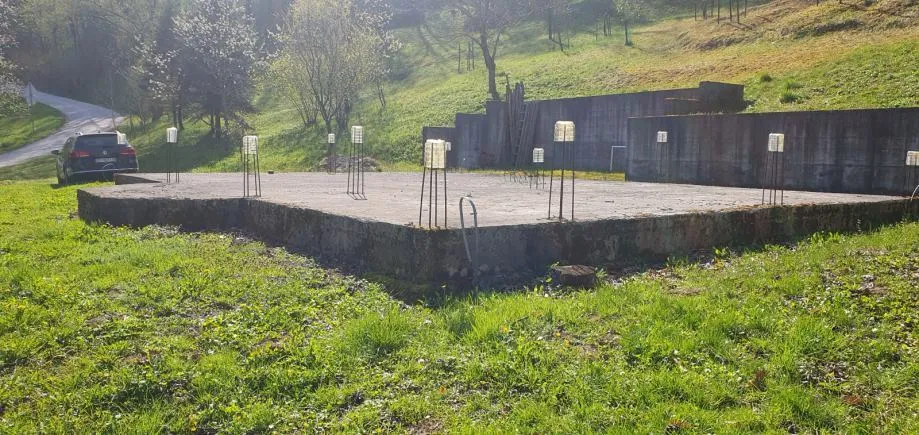 poljana sutlanska, drv. kućica i započ.gradnja kuće na imanju 11600m2 - slika 2
