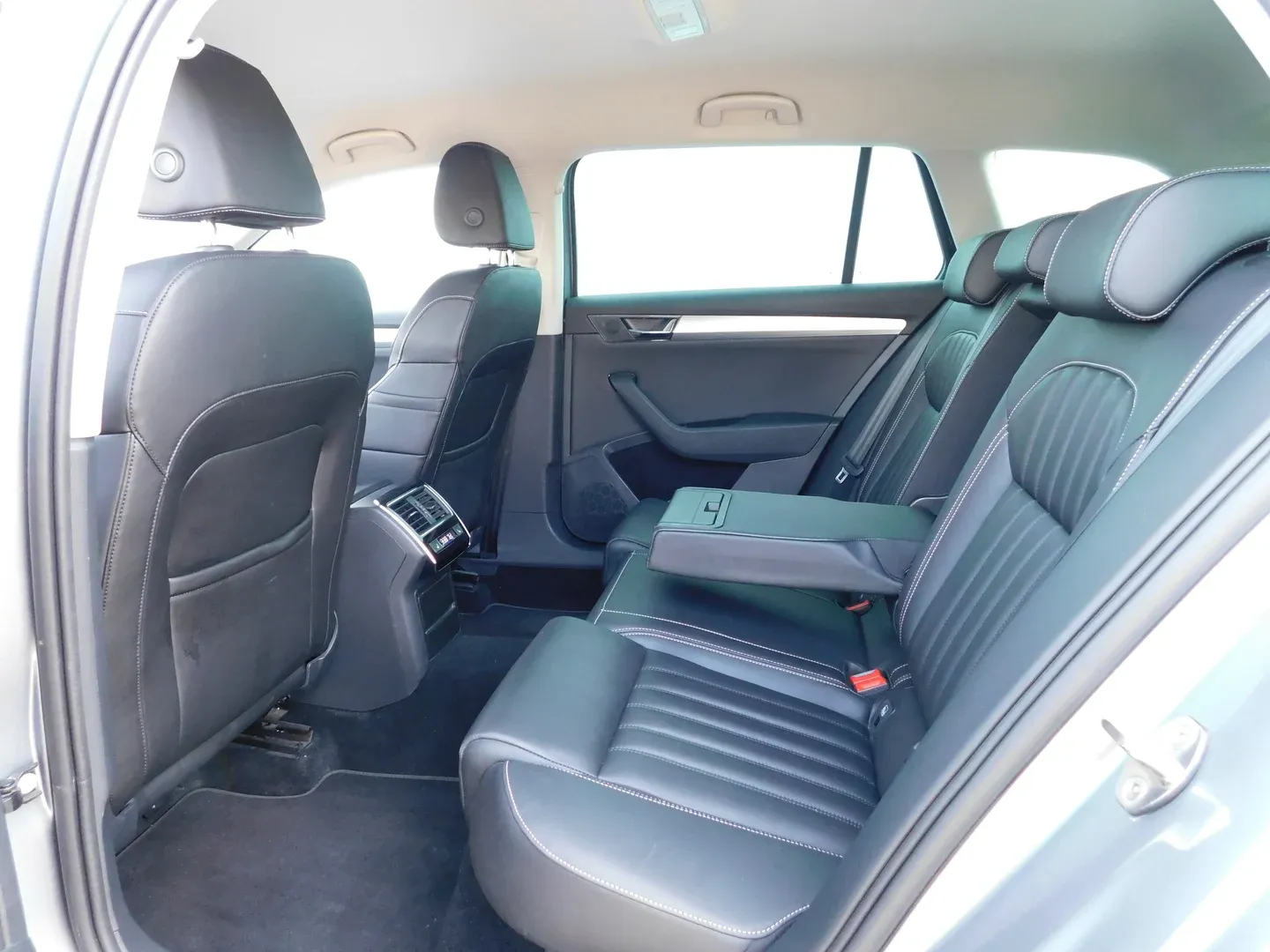11447 škoda superb combi ambition 1.6 tdi dsg - slika 10