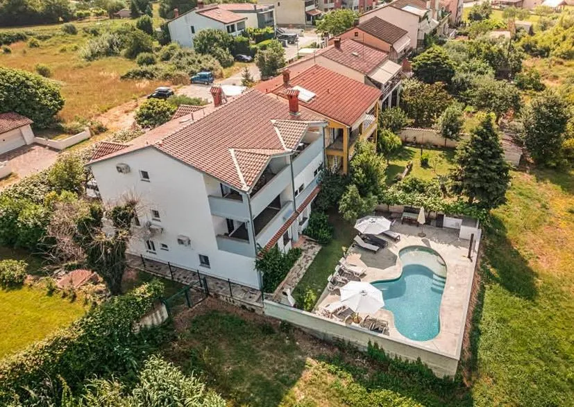 fažana-turistička nekretnina s 7 apartmana i bazenom - slika 3
