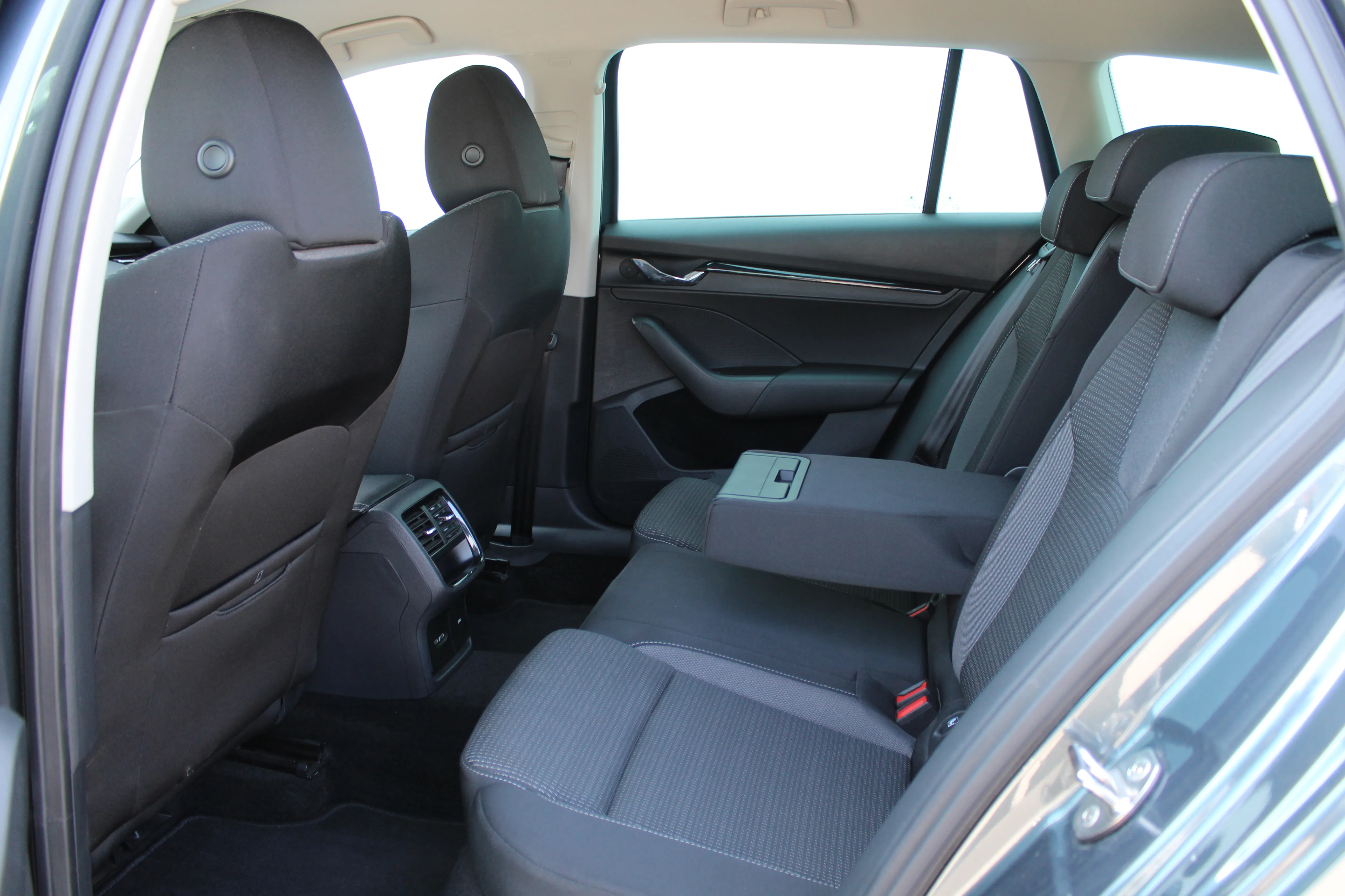 13147 škoda octavia combi ambition 2.0 tdi dsg - slika 11