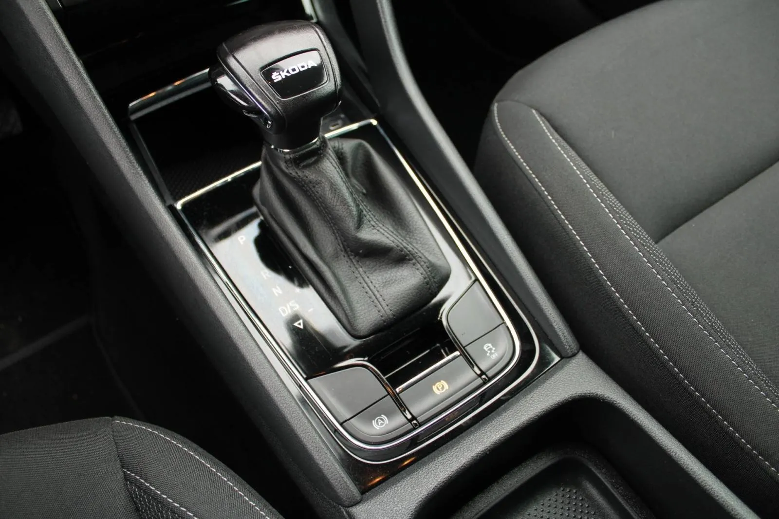 škoda karoq 2.0 tdi dsg *navigacija, kamera* - slika 10