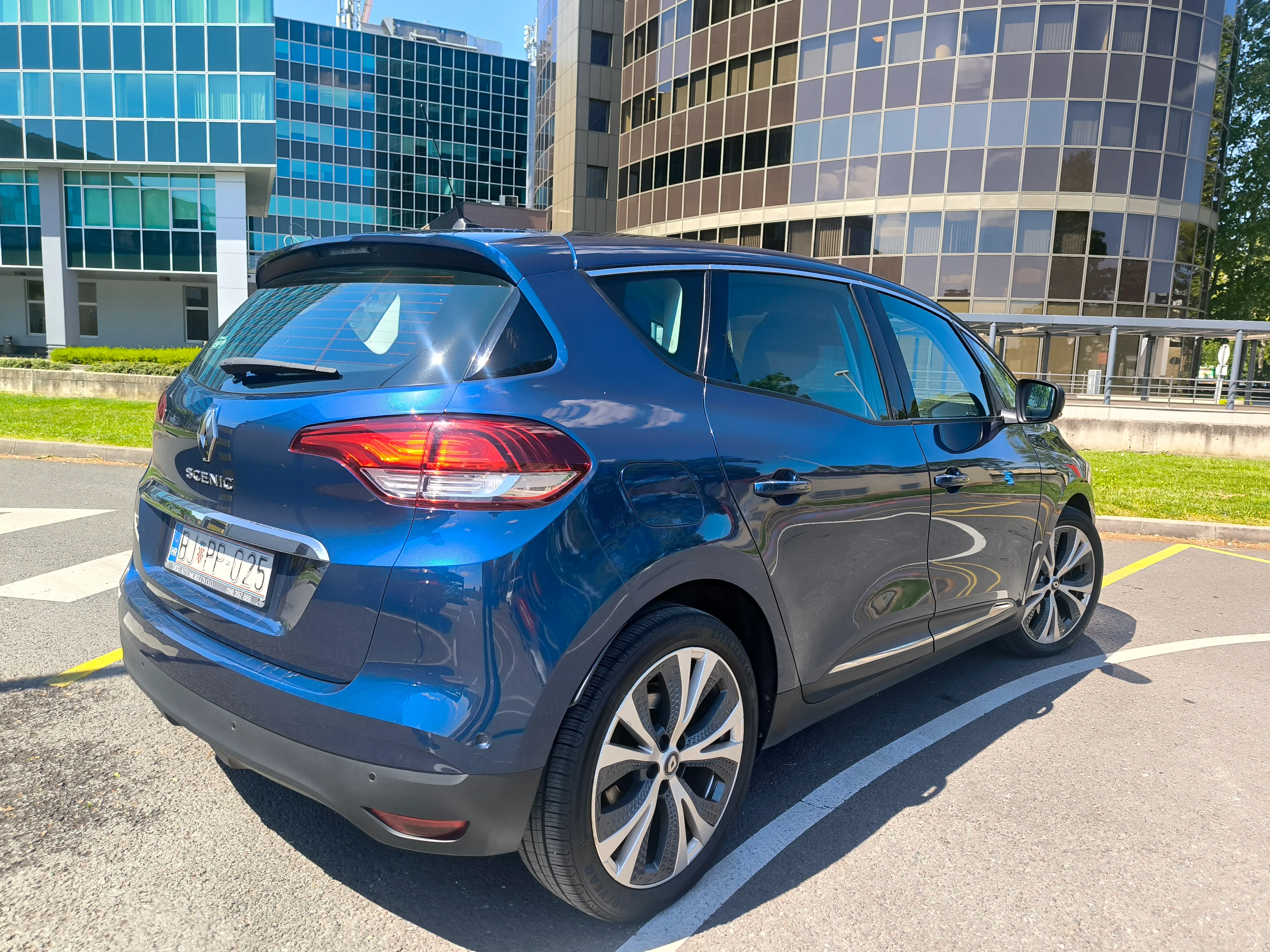 renault scenic 1,5dci, intens, full led, kamera, ekstra stanje - slika 13