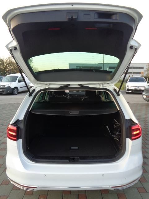 vw passat variant 2,0 tdi r line/led/navi/gr.sj./temp/pdc/ambl/alu18 - slika 15