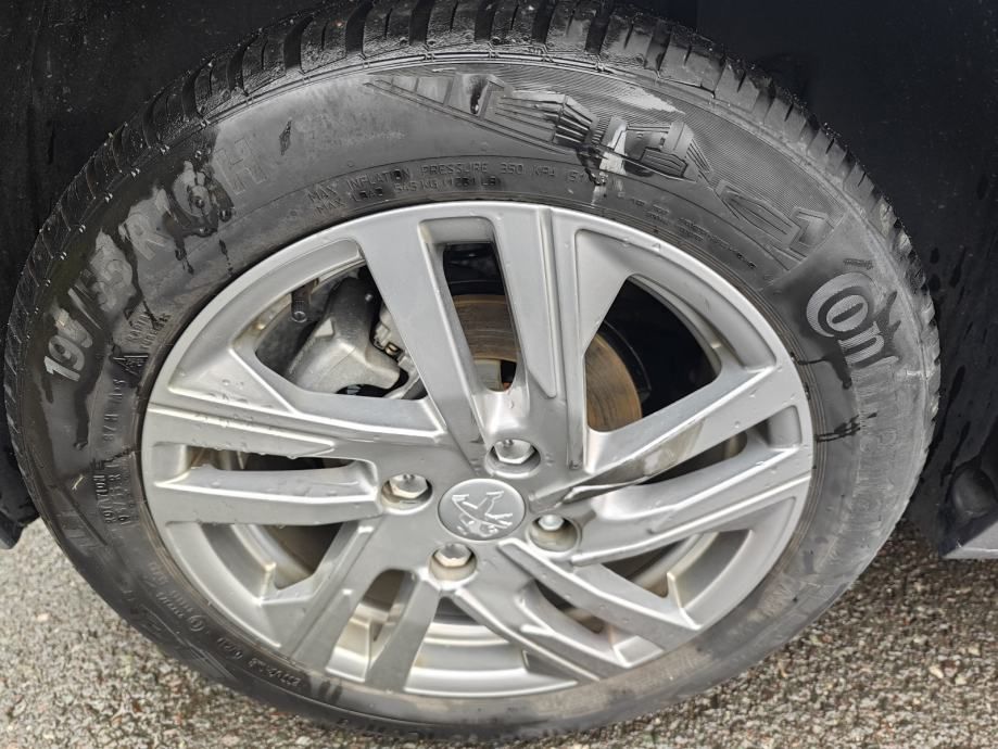 peugeot 208 1,5 blue hdi - slika 4